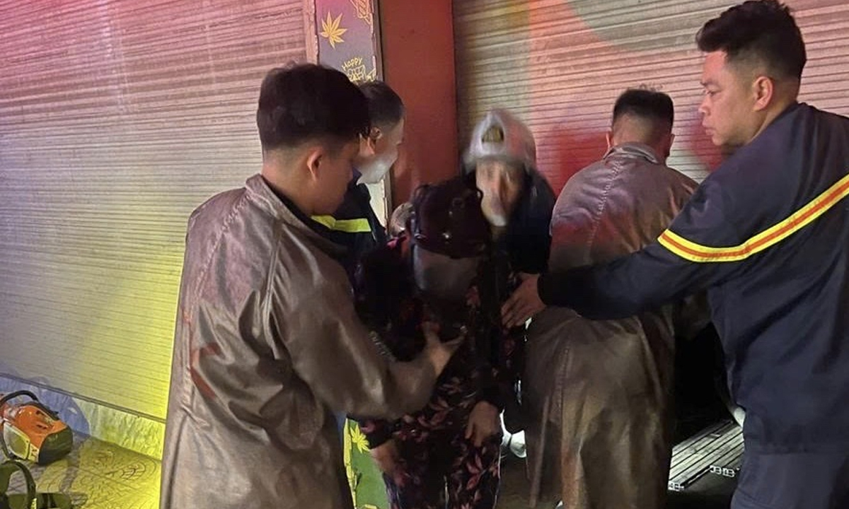 Giải cứu 3 người mắc kẹt trong vụ cháy ở Hà Nội rạng sáng 29 Tết - Ảnh 2