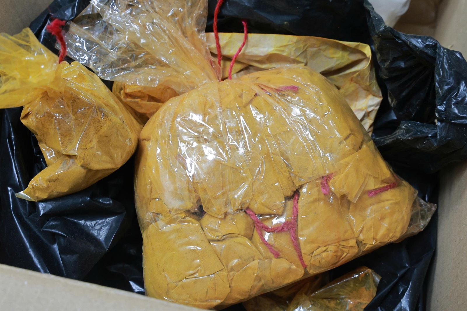 Khám xét, bắt giam chủ xưởng Nguyễn Văn Vinh 50 tuổi vì trộn chất gây ung thư vào 2 tấn thực phẩm - Ảnh 4