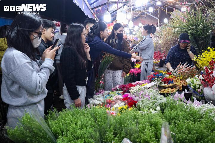 Biển người đi sắm Tết, chợ hoa lớn nhất miền Bắc tấp nập suốt đêm - Ảnh 6