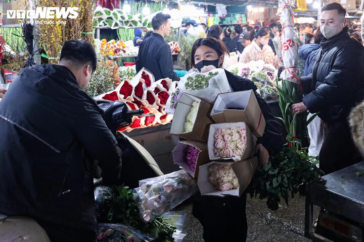 Biển người đi sắm Tết, chợ hoa lớn nhất miền Bắc tấp nập suốt đêm - Ảnh 16