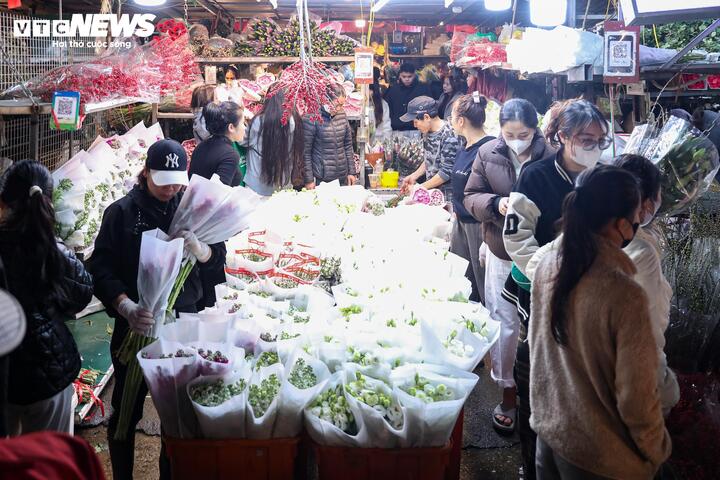 Biển người đi sắm Tết, chợ hoa lớn nhất miền Bắc tấp nập suốt đêm - Ảnh 5