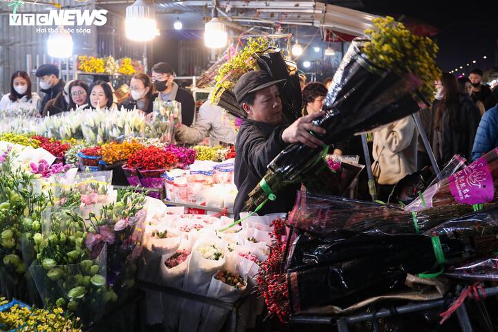 Biển người đi sắm Tết, chợ hoa lớn nhất miền Bắc tấp nập suốt đêm - Ảnh 13