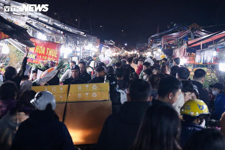Biển người đi sắm Tết, chợ hoa lớn nhất miền Bắc tấp nập suốt đêm - Ảnh 20