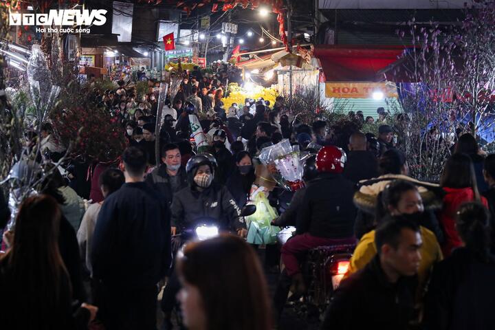 Biển người đi sắm Tết, chợ hoa lớn nhất miền Bắc tấp nập suốt đêm - Ảnh 1