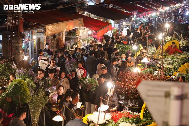 Biển người đi sắm Tết, chợ hoa lớn nhất miền Bắc tấp nập suốt đêm - Ảnh 2