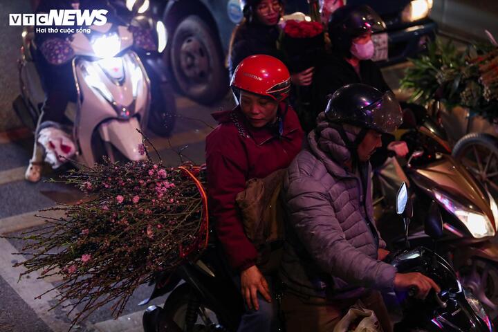 Biển người đi sắm Tết, chợ hoa lớn nhất miền Bắc tấp nập suốt đêm - Ảnh 14