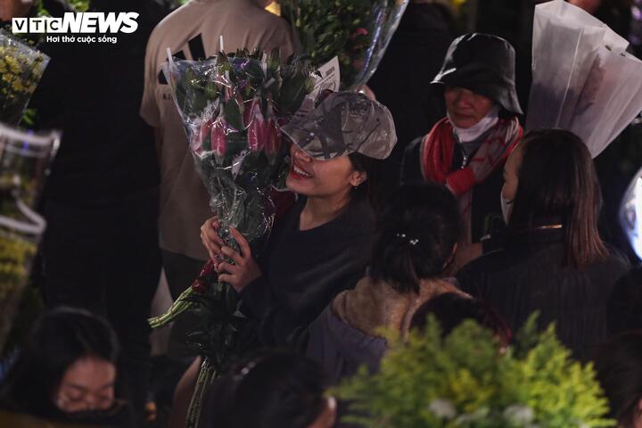 Biển người đi sắm Tết, chợ hoa lớn nhất miền Bắc tấp nập suốt đêm - Ảnh 18