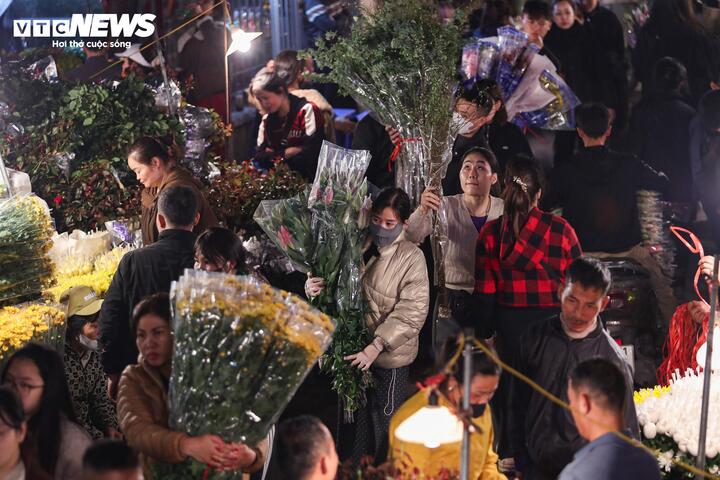 Biển người đi sắm Tết, chợ hoa lớn nhất miền Bắc tấp nập suốt đêm - Ảnh 15