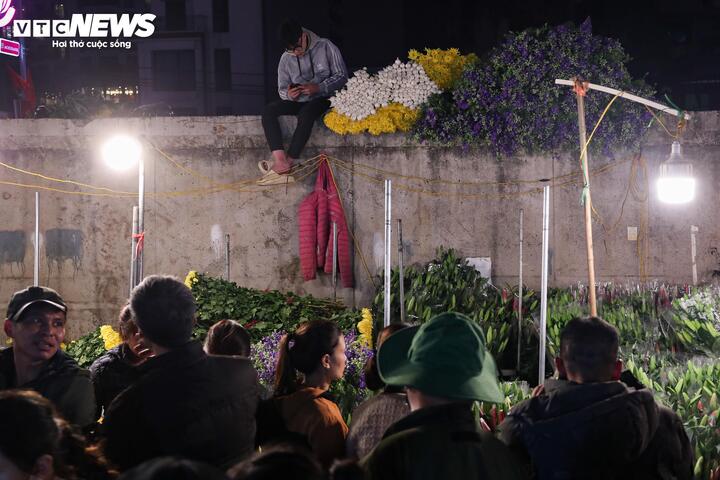 Biển người đi sắm Tết, chợ hoa lớn nhất miền Bắc tấp nập suốt đêm - Ảnh 17