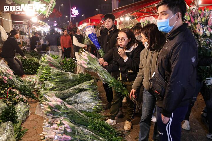 Biển người đi sắm Tết, chợ hoa lớn nhất miền Bắc tấp nập suốt đêm - Ảnh 11