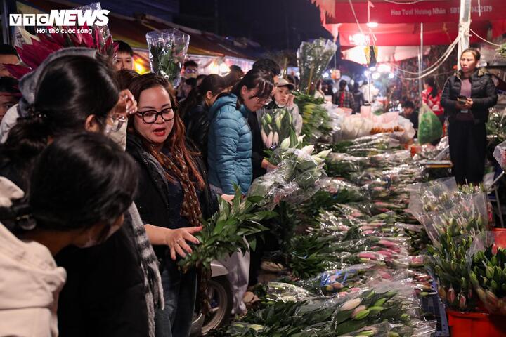Biển người đi sắm Tết, chợ hoa lớn nhất miền Bắc tấp nập suốt đêm - Ảnh 10