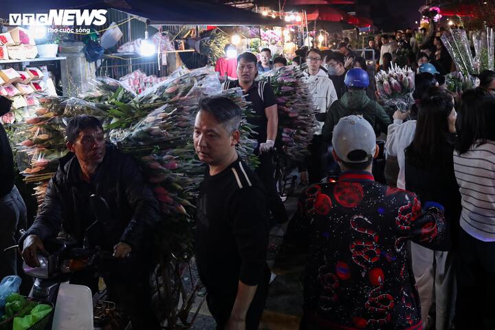 Biển người đi sắm Tết, chợ hoa lớn nhất miền Bắc tấp nập suốt đêm - Ảnh 4