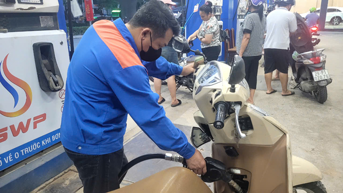 Diễn biến mới trên thị trường xăng dầu, xuất hiện bán cầm chừng dầu diesel - Ảnh 1