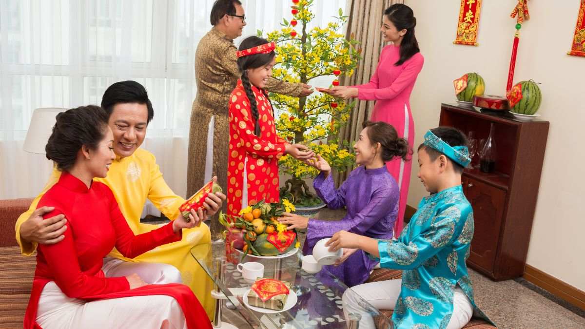 Việc không nên nhưng nhiều người vẫn làm vào mùng 1 Tết: Ảnh hưởng tới tiền bạc, tài lộc năm mới - Ảnh 2