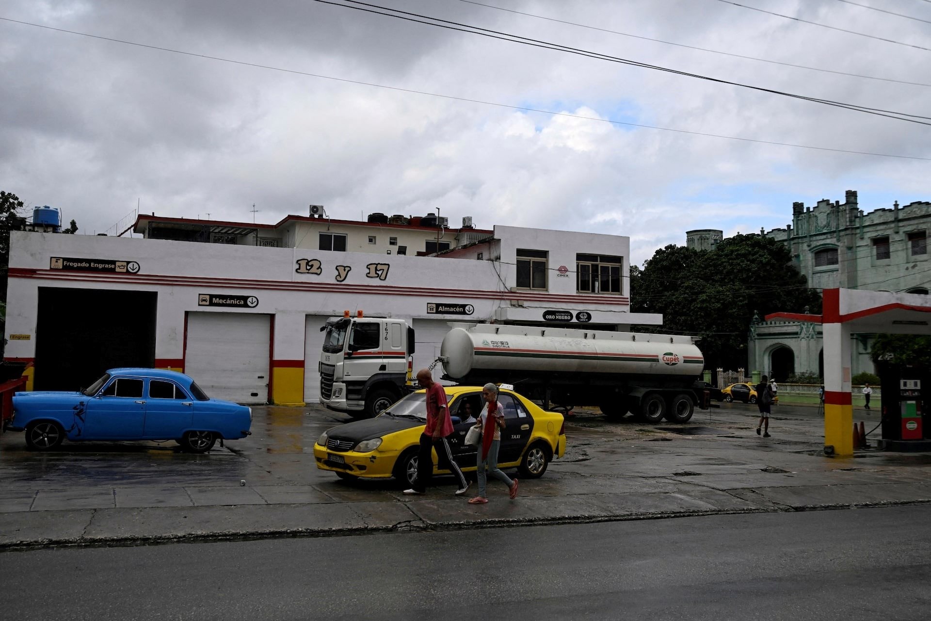 Mỹ doạ áp thuế nặng nề, vì sao quốc gia này vẫn tìm mọi cách đưa xăng, dầu đến Cuba? - Ảnh 1