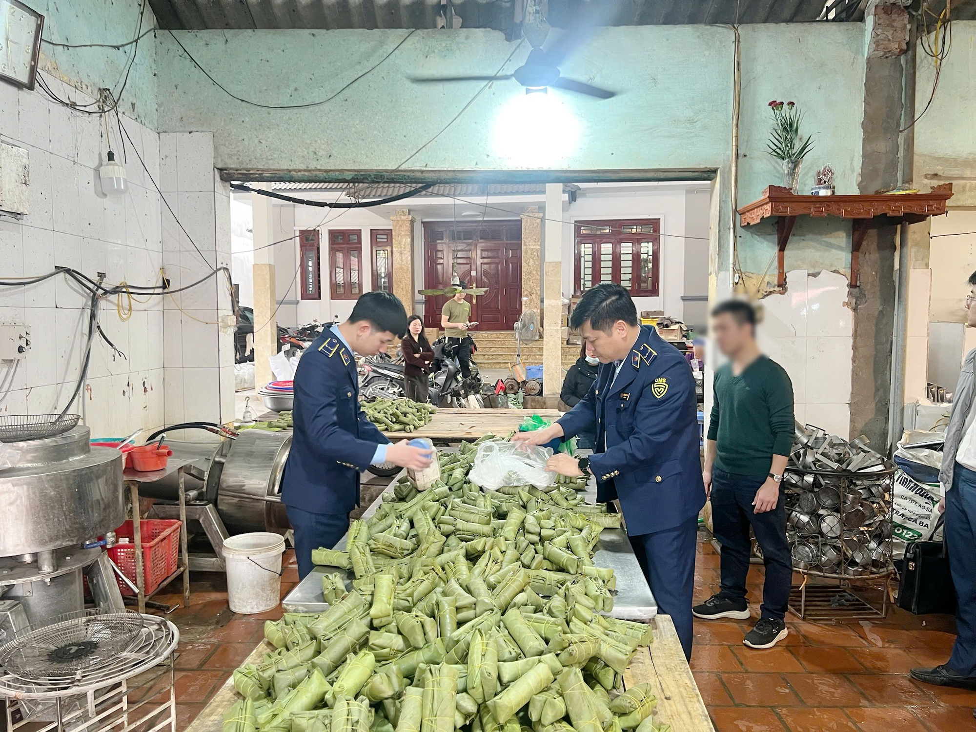 Khởi tố chủ cơ sở sản xuất giò chả chứa hàn the, thu giữ hơn 1,2 tấn - Ảnh 2