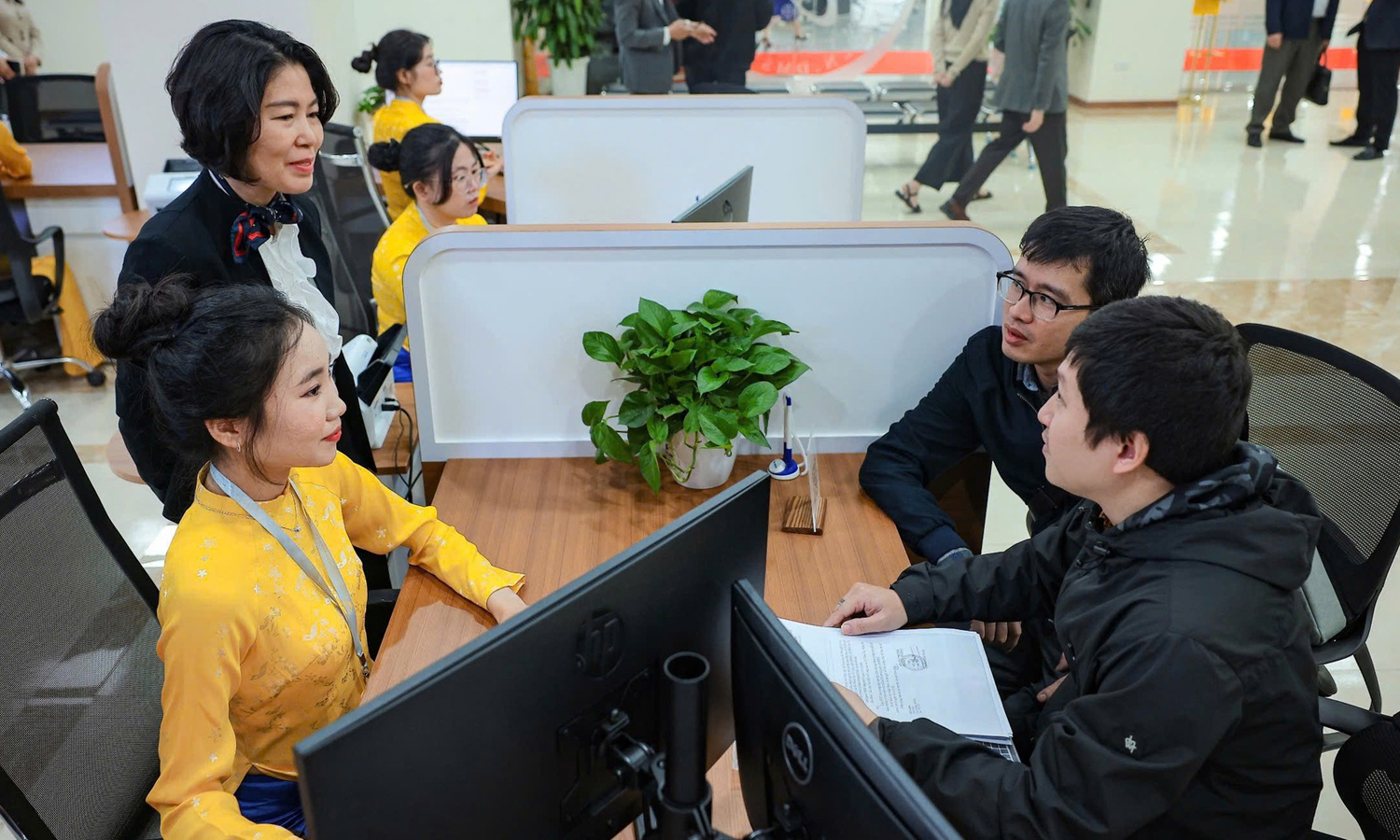 Thủ tướng yêu cầu cải cách tiền lương, đa dạng chính sách đãi ngộ với công chức - Ảnh 1