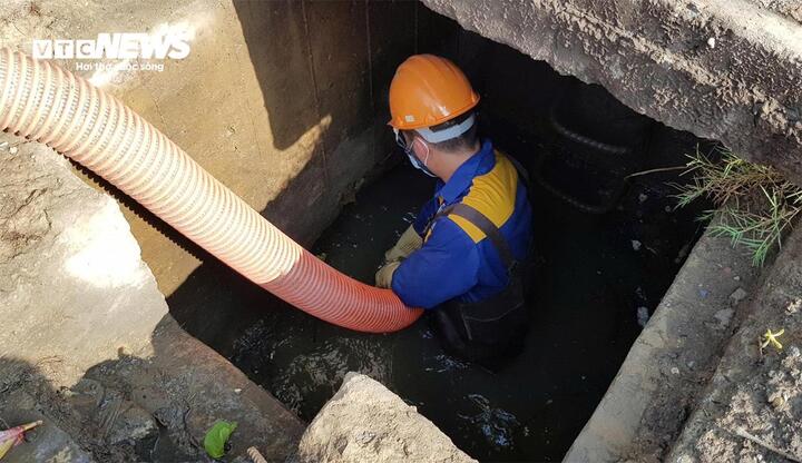 Công nhân ngâm mình trong nước bẩn, nạo vét cống, sông Hà Nội ngày 29 Tết - Ảnh 5