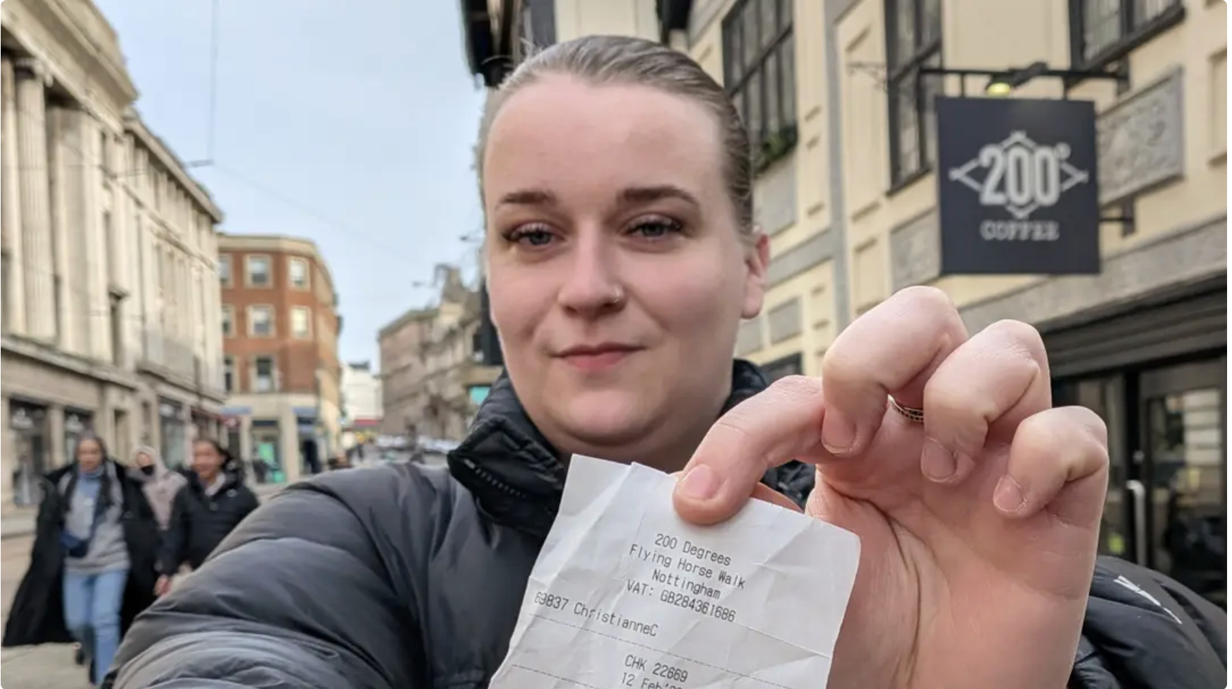 Quẹt thẻ mua matcha latte, cô gái 29 tuổi bỗng thành “người giàu nhất thế giới”: Tài sản vượt xa Elon Musk, gấp 22.500 lần quy mô kinh tế Anh - Ảnh 1