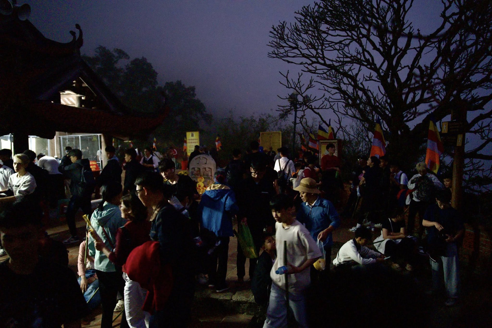 Yên Tử thất thủ, kẹt cứng từ 4h sáng: Du khách đông nghịt, ai cũng cầm 1 chiếc gậy trong tay - Ảnh 2