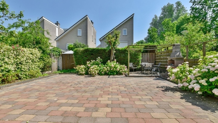 Lưu ý quan trọng khi chọn đá lát sân vườn biệt thự bền, đẹp - Ảnh 2