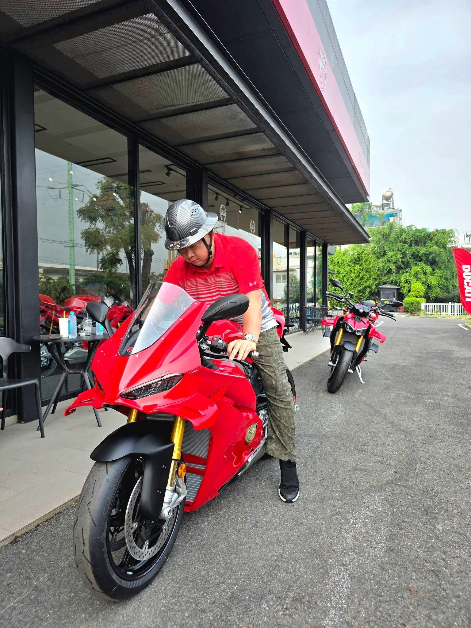 Bí ẩn dân chơi Việt chốt loạt xe khủng hàng chục tỷ sát Tết: Lamborghini đắt ngang 4 căn chung cư cao cấp, mô tô cũng cả tỷ đồng - Ảnh 3