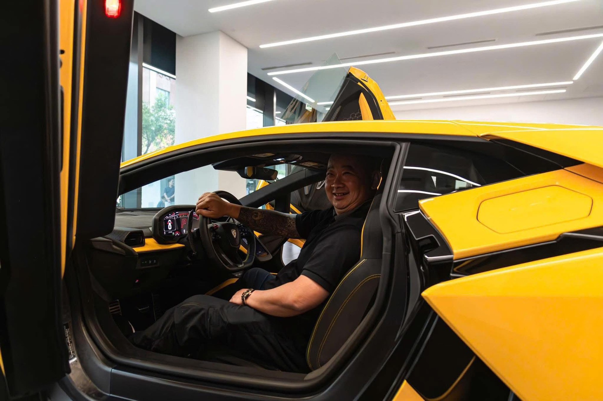 Bí ẩn dân chơi Việt chốt loạt xe khủng hàng chục tỷ sát Tết: Lamborghini đắt ngang 4 căn chung cư cao cấp, mô tô cũng cả tỷ đồng - Ảnh 8
