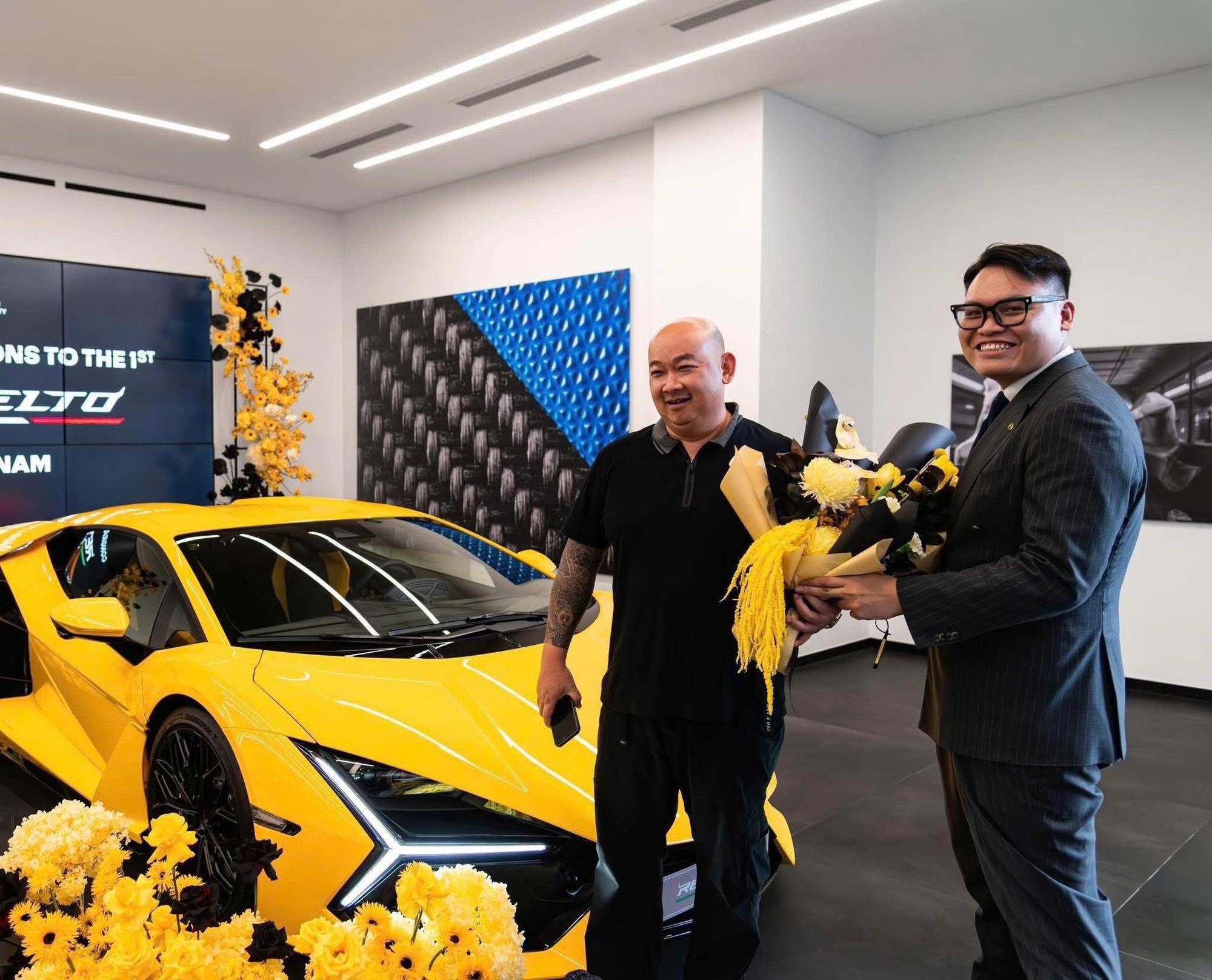 Bí ẩn dân chơi Việt chốt loạt xe khủng hàng chục tỷ sát Tết: Lamborghini đắt ngang 4 căn chung cư cao cấp, mô tô cũng cả tỷ đồng - Ảnh 1