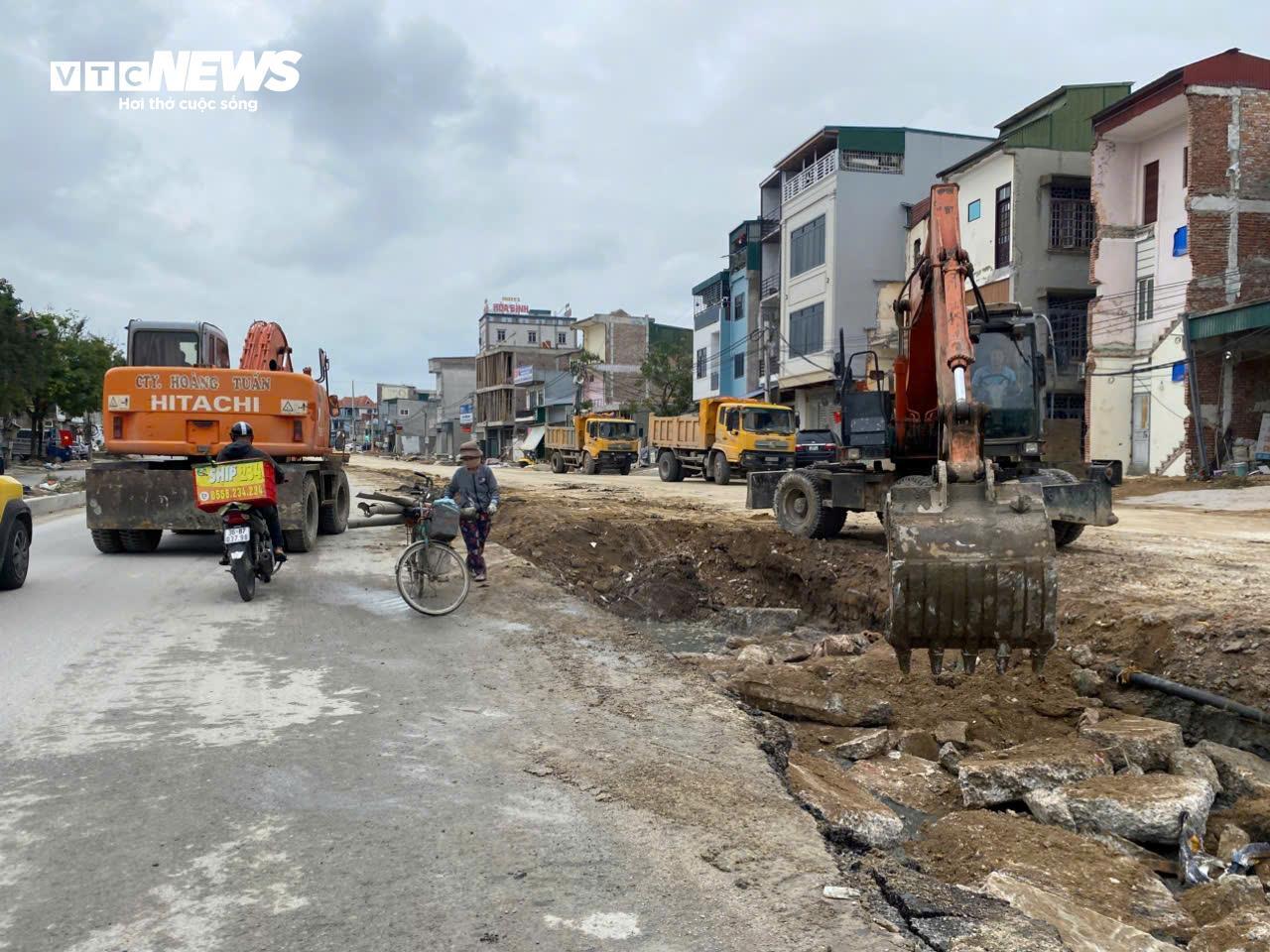 Dự án hơn 1000 tỷ đồng ở Thanh Hoá không rào chắn, người dân nơm nớp lo tai nạn - Ảnh 4