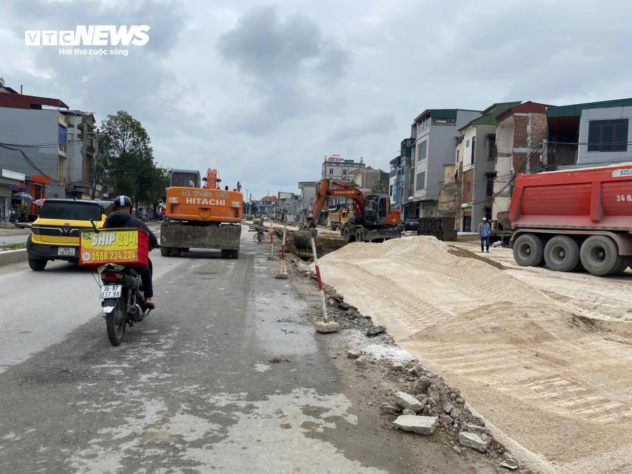 Dự án hơn 1000 tỷ đồng ở Thanh Hoá không rào chắn, người dân nơm nớp lo tai nạn - Ảnh 5