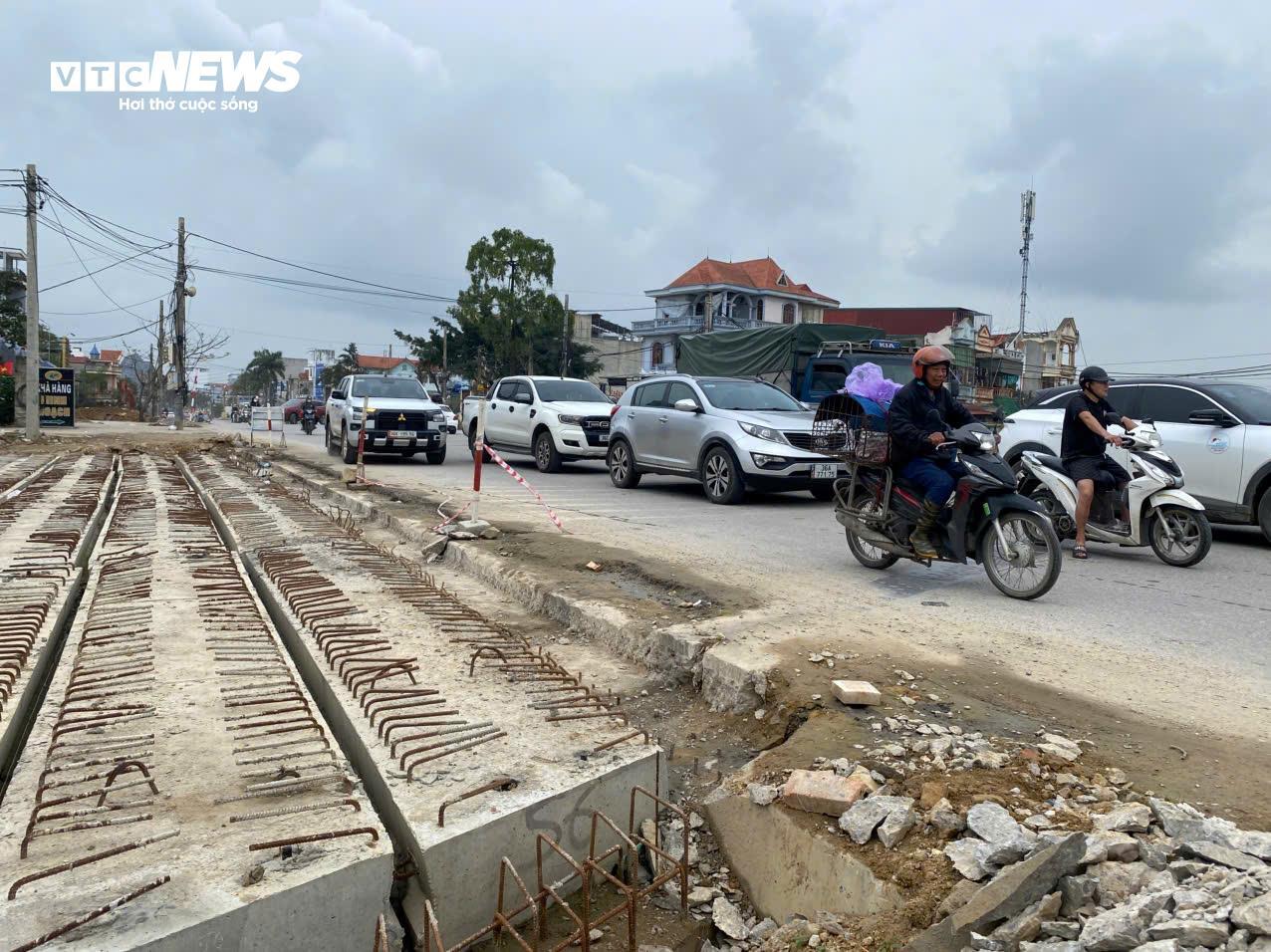 Dự án hơn 1000 tỷ đồng ở Thanh Hoá không rào chắn, người dân nơm nớp lo tai nạn - Ảnh 9