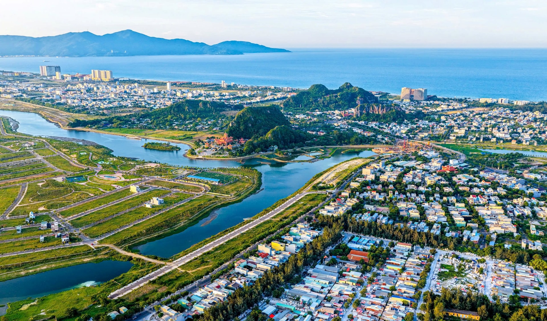 Thành phố sở hữu đường biển dài nhất Việt Nam sắp có 2 khu đô thị trị giá gần tỷ USD, một “đại gia” BĐS quen mặt đã nhanh chân đề xuất - Ảnh 1