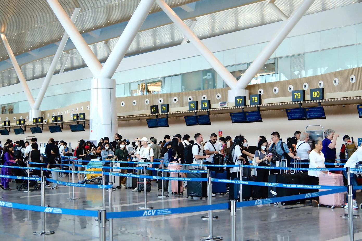 Dòng người nghỉ Tết bắt đầu đổ về sân bay Tân Sơn Nhất - Ảnh 4