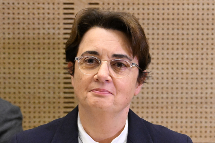 Trộm đột nhập lấy 102 triệu USD trang sức, Giám đốc bảo tàng Louvre từ chức - Ảnh 1