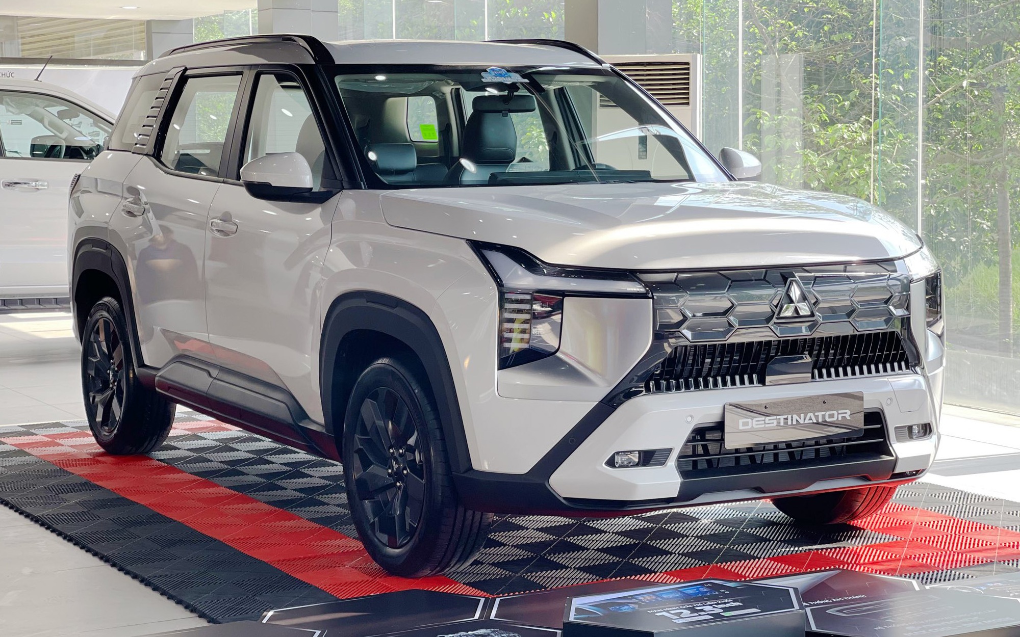 Xe Mitsubishi vừa xuất xưởng năm nay đã giảm giá lăn bánh, Destinator thực tế rẻ hơn Territory - Ảnh 1