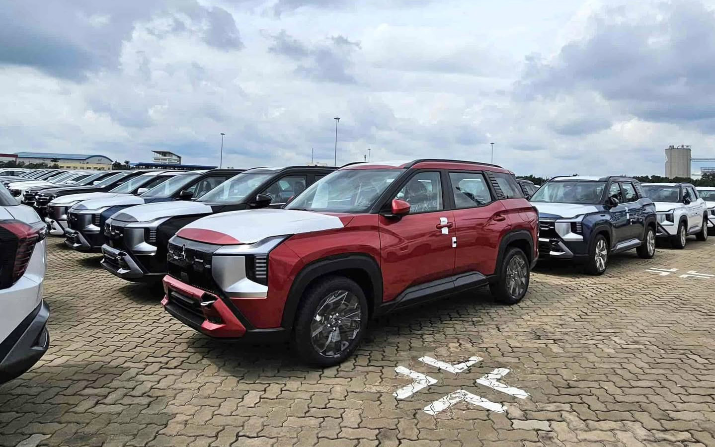 Ra mắt Việt Nam chưa lâu nhưng gần 'cháy hàng' sát Tết, có xe phải chờ cả quý, người dùng tranh thủ bán chênh mong kiếm lời - Ảnh 1