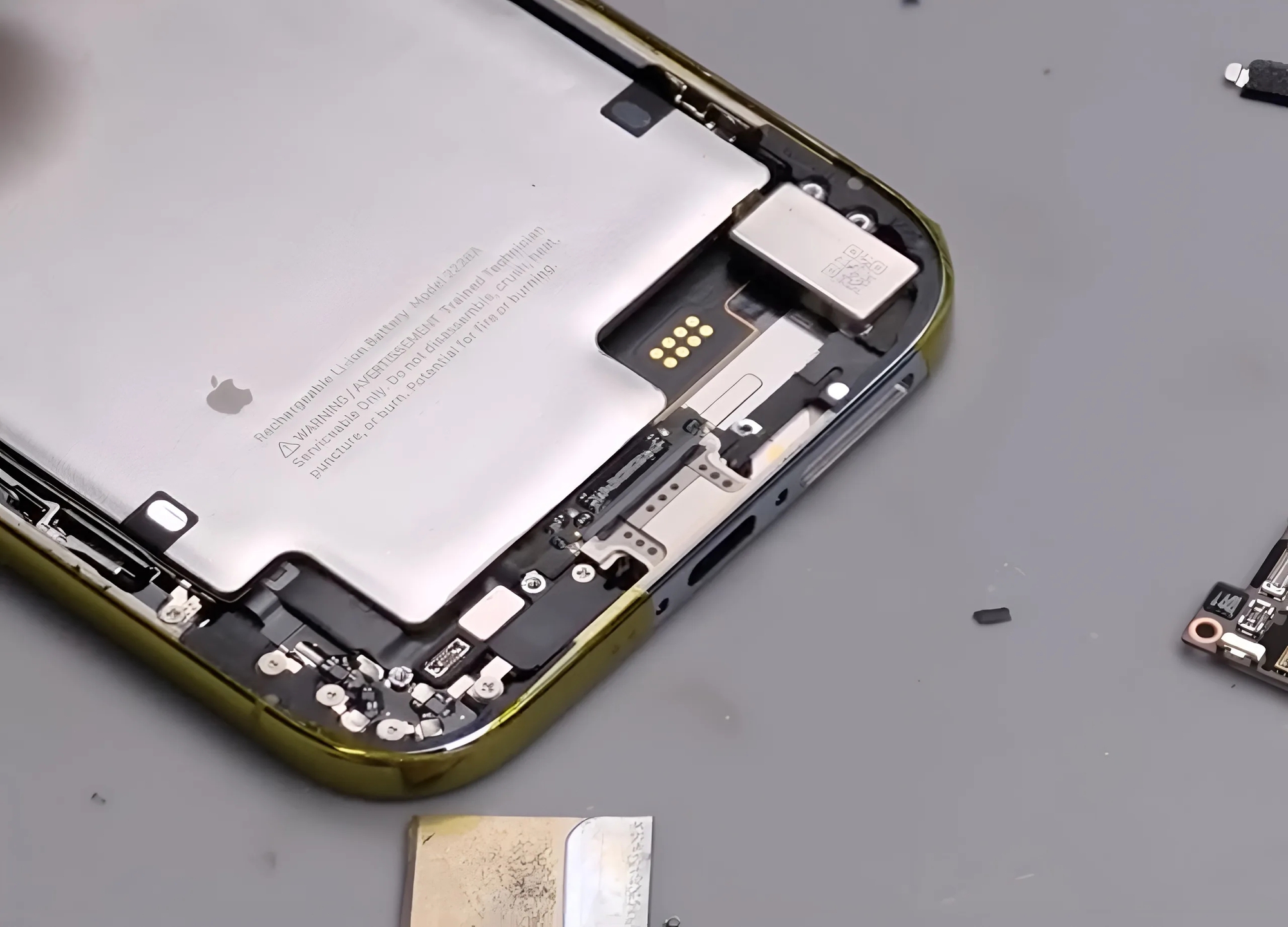 Đây là iPhone Air độc lạ nhất: Lưng trong suốt lộ hết nội thất, thêm cả khe SIM thật - Ảnh 2