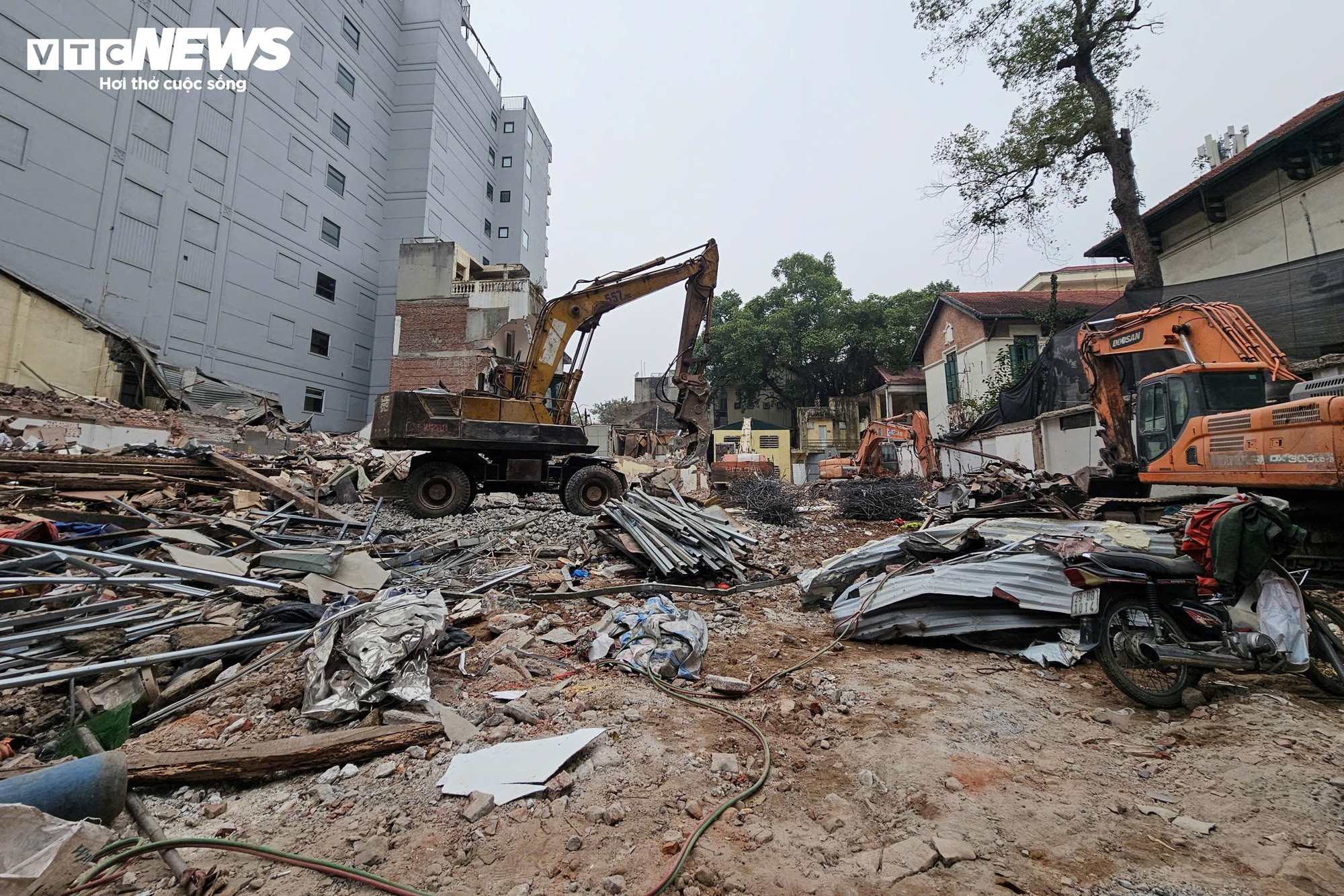 Sau di dời dân cư, khu vực ven Hồ Gươm bắt đầu thi công quảng trường - Ảnh 2