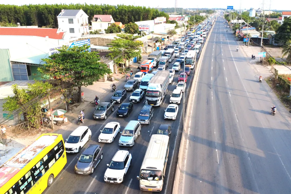 Quốc lộ 51 ùn ứ nghiêm trọng chiều mùng 5 Tết - Ảnh 1