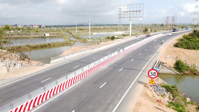 Hình ảnh khác lạ ở cầu Gianh cận Tết Bính Ngọ - Ảnh 6