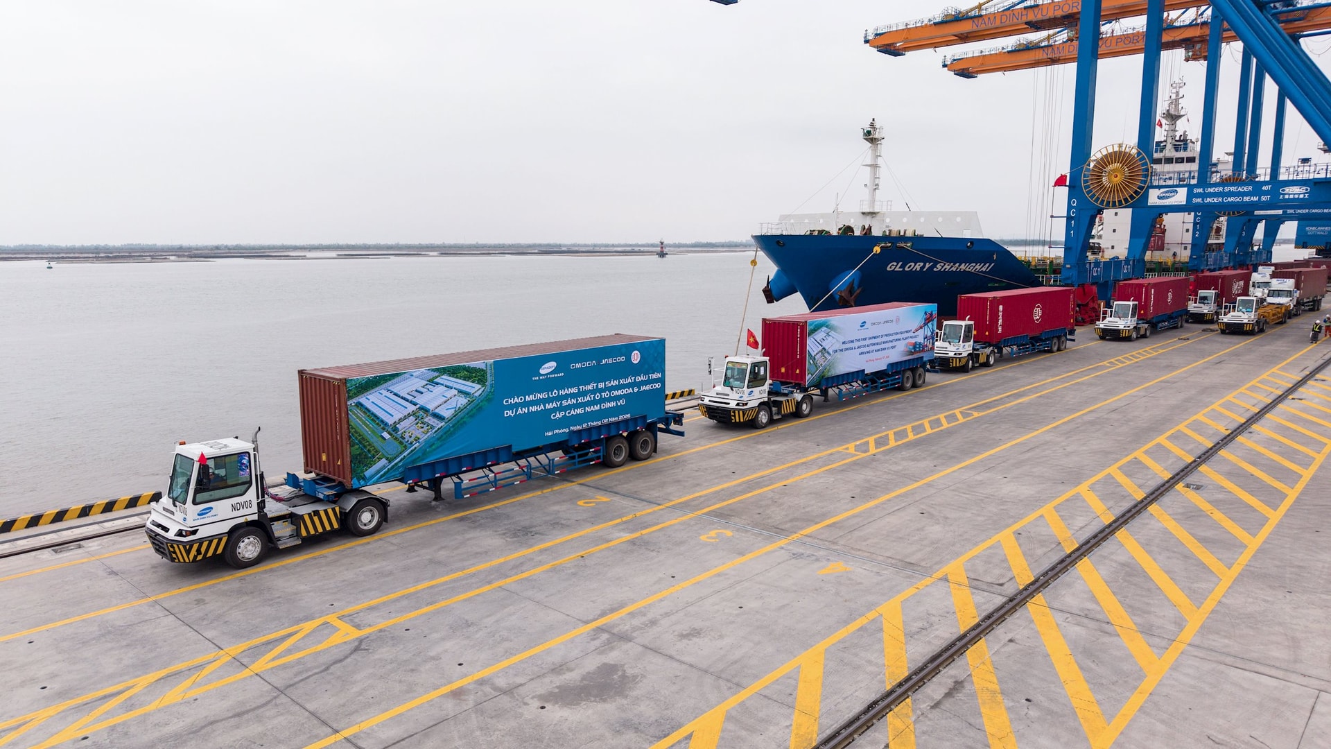 Đón lô thiết bị máy móc đầu tiên, hãng ô tô Trung Quốc đầu tiên xây nhà máy ở Việt Nam thi công xuyên Tết để sớm vận hành nhà máy ở Hưng Yên - Ảnh 1