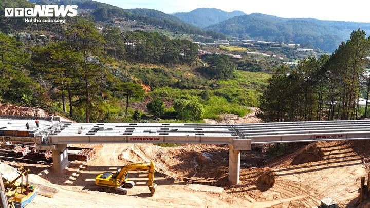 Cận cảnh cầu cạn qua điểm sạt lở khổng lồ trên đèo Mimosa tại Đà Lạt - Ảnh 2