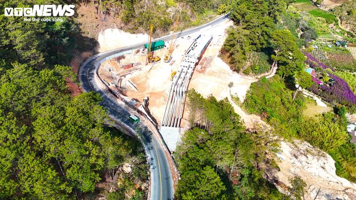Cận cảnh cầu cạn qua điểm sạt lở khổng lồ trên đèo Mimosa tại Đà Lạt - Ảnh 3