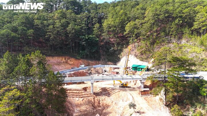 Cận cảnh cầu cạn qua điểm sạt lở khổng lồ trên đèo Mimosa tại Đà Lạt - Ảnh 1