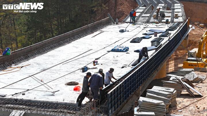 Cận cảnh cầu cạn qua điểm sạt lở khổng lồ trên đèo Mimosa tại Đà Lạt - Ảnh 5