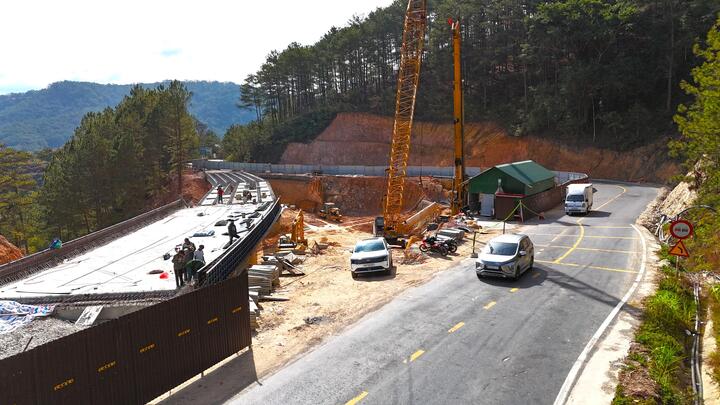 Cận cảnh cầu cạn qua điểm sạt lở khổng lồ trên đèo Mimosa tại Đà Lạt - Ảnh 6