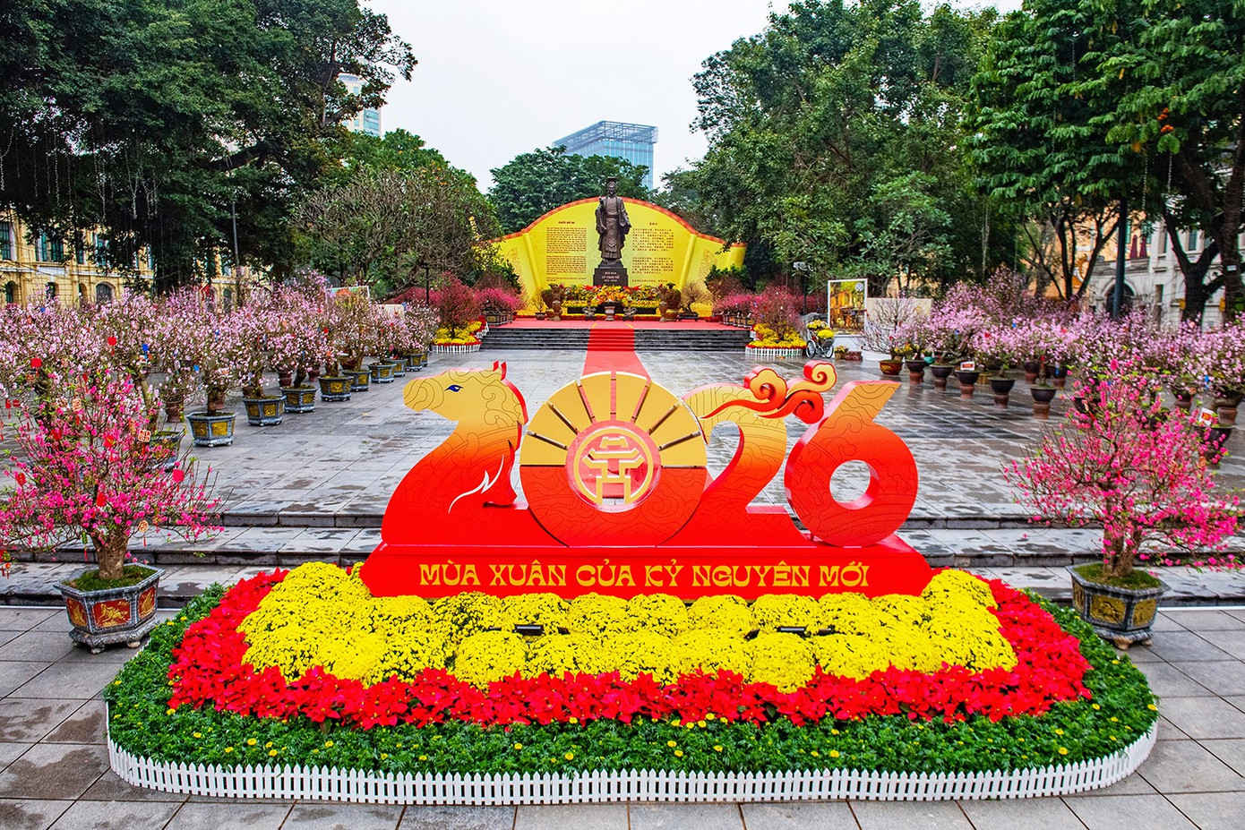 Công viên Hà Nội 'thay da đổi thịt', trang trí rực rỡ đón Xuân - Ảnh 8