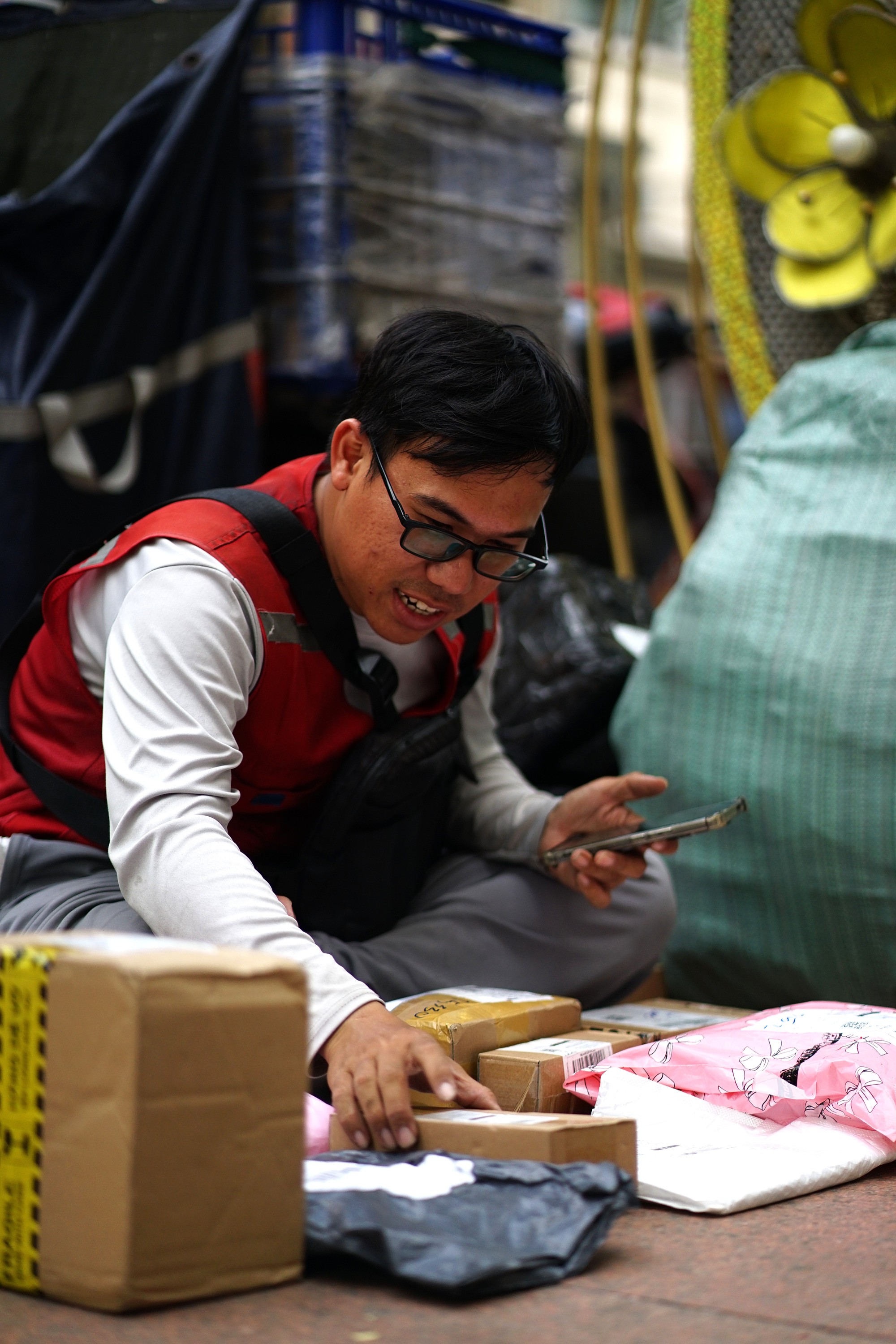 Chỉ ăn 1 bữa, giao 200 - 300 đơn/ngày: Shipper “chạy đua” từng phút trước giờ chốt sổ cuối năm - Ảnh 7