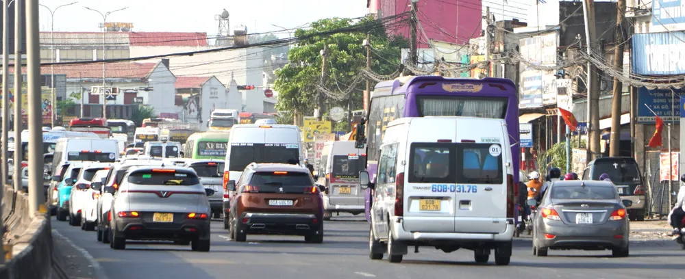 Quốc lộ 51 ùn ứ nghiêm trọng chiều mùng 5 Tết - Ảnh 5