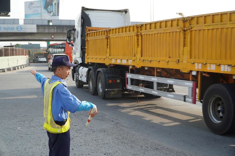 Quốc lộ 51 ùn ứ nghiêm trọng chiều mùng 5 Tết - Ảnh 3